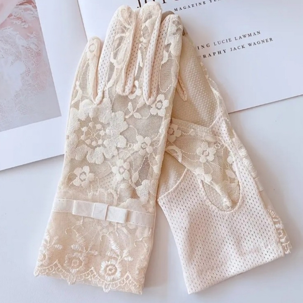 🚨NEW! Elegant Vintage Style Cream Lace Gloves OS